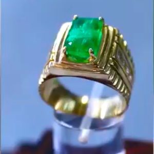 Emerald ring with diamonds and gold